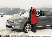 Collien Ulmen-Fernandes (im 8. Monat Schwanger) mit dem neuen  Passat (©Photo: BrauerPhotos für Volkswagen)
